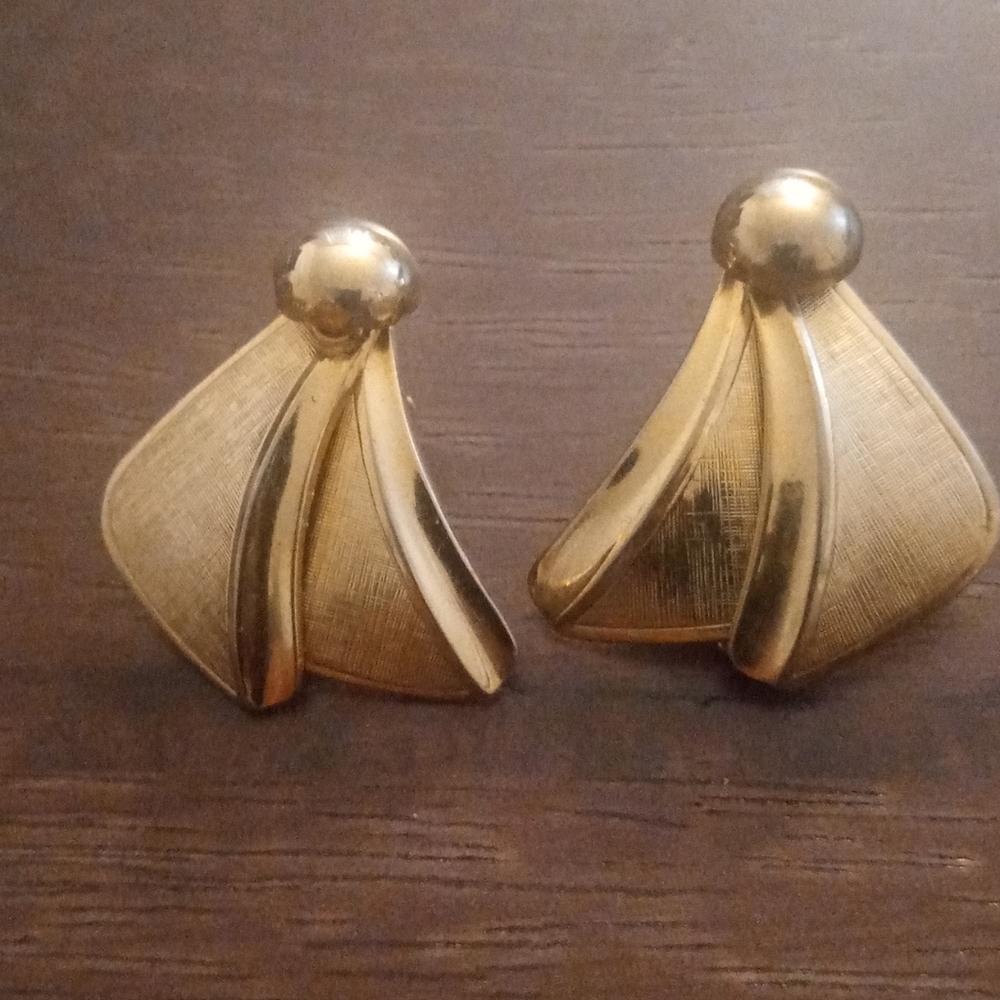 Vintage STAR BRAND Gold Tone clip on earrings.